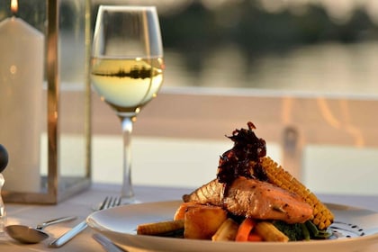 Río Zambezi: crucero de lujo al atardecer con cena de 4 platos