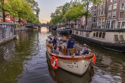 Amsterdam: 2-Hour Luxury Canal Cruise with Snacks & Drinks