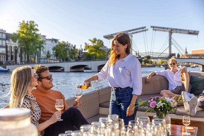 Amsterdam: 2h Canal Cruise incl.Dutch Snacks & Drinks Option