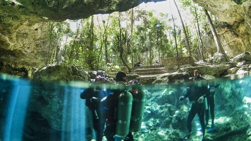 Desde Mérida：用午餐探索兩個天然井 遊覽