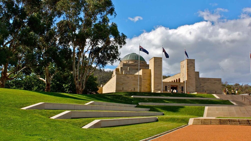 Canberra: City Highlights Day Tour with Entrance Fees