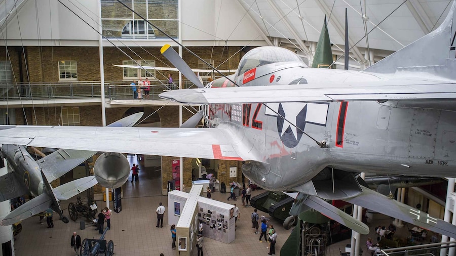 Skip-the-Line Tank Museum Guided Tour from London by Car