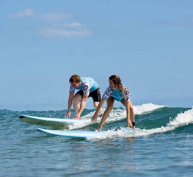 Surfing couple: share the experience