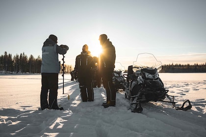 Rovaniemi: Safaritur med elektrisk snöskoter och isfiske