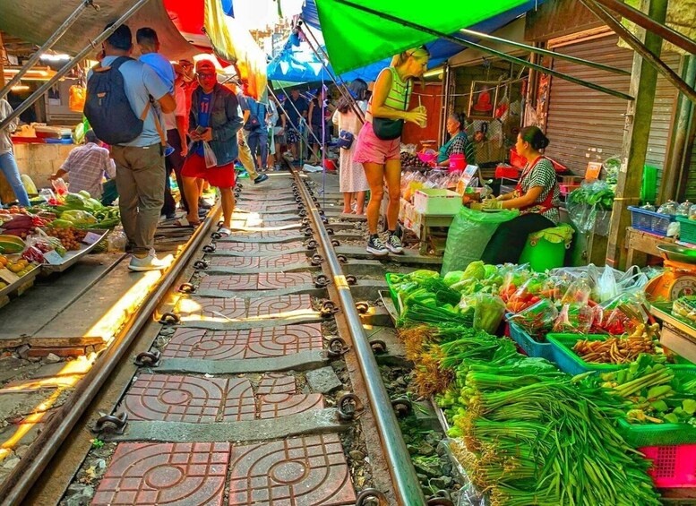 Picture 16 for Activity Bangkok: Railway & Floating Market Spanish and English Tour