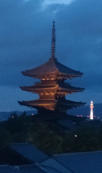 Picture 5 for Activity Kyoto: Gion Nighttime Walking Tour with a Local Guide