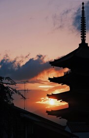 Kyoto: Gion Nighttime Walking Tour with a Local Guide