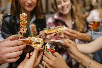 Barcelona: Gastronomic Walking Tour with 10+ Tapas Tastings