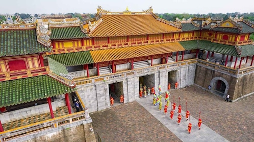 Hue City excursion Demi-journée en voiture privée et option bateau-dragon