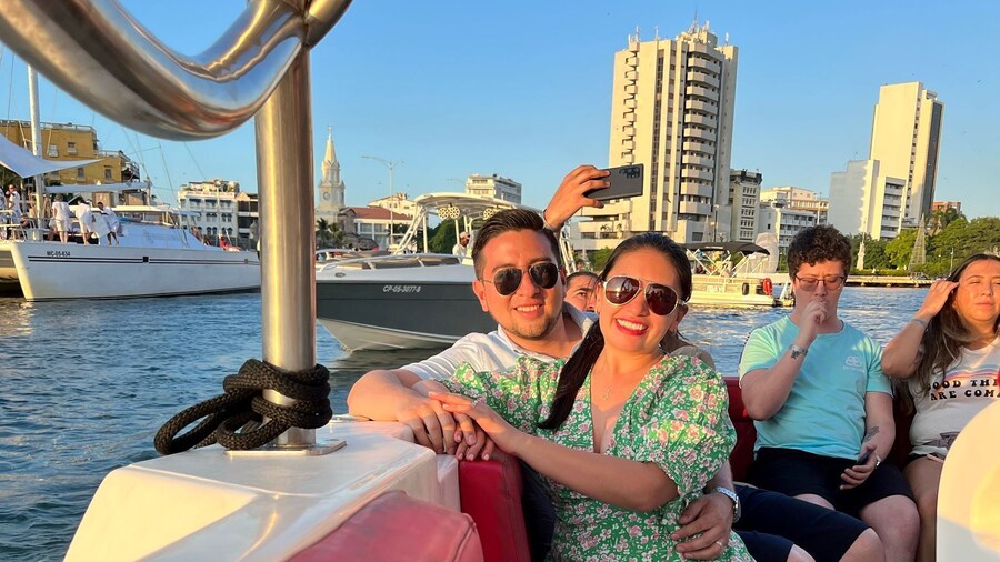 Cartagena: Sunset boat party with open bar and club cover