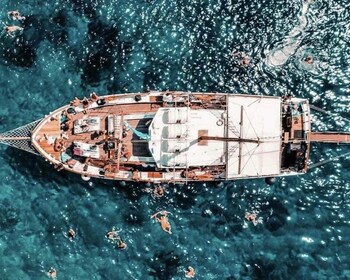 Naxos: paseo en barco por Koufonissia y la cueva de Rina con barbacoa