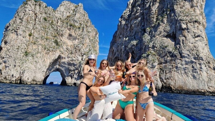 Capri: Small Group Boat Tour with Limoncello and Snacks