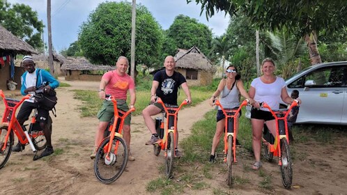 Diani Beach: Village tour on a bike with hotel pick-up