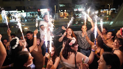 Tel aviv: Pub Crawl with Clubs, dance bars and free shots