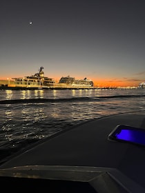 Nassau: Happy Hour Sunset Booze Cruise