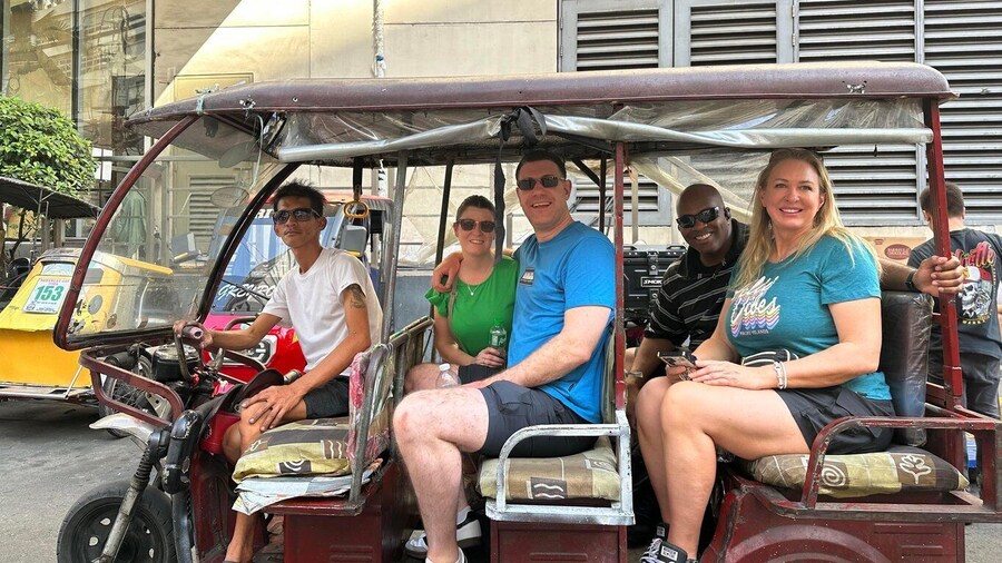 Discover the Real Manila with Tuktuk and Jeepney