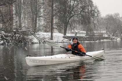 Stockholm: Winter Kajak Tour met optionele Saunatijd