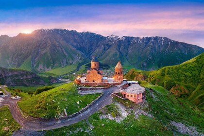 Excursión privada de un día a Kazbegi y Gudauri