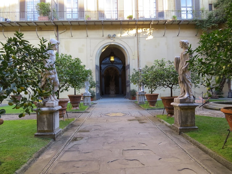 Medici's Mile Walking Tour past Residences & Vasari Corridor               