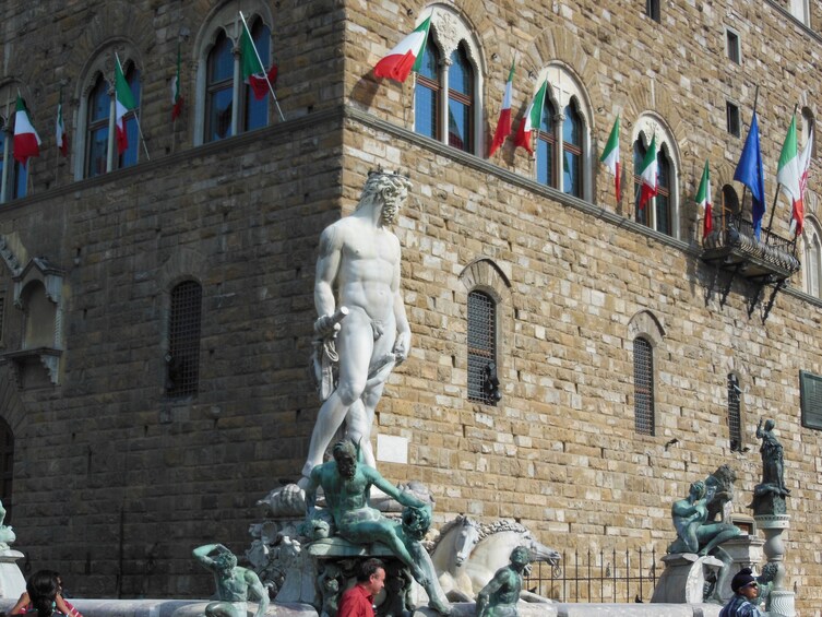 Medici's Mile Walking Tour past Residences & Vasari Corridor               