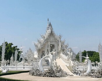 Mystinen Chiang Rai & Valkoinen temppeli päiväretki