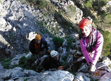 Entdecke die Höhlenforschung und die Klettersteige in Málaga