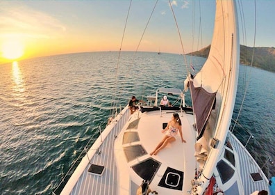 Phuket: Coral Island Catamaran Cruise with Sunset Dinner