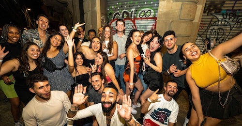 Barcelona: Pub Crawl with 1-Hour Open Bar and VIP Club Entry