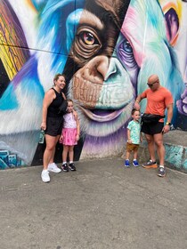 Medellín: Comuna 13 guided by Locals and Snacks