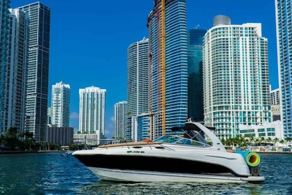 Miami: Private Yacht Cruise and Tour with Captain