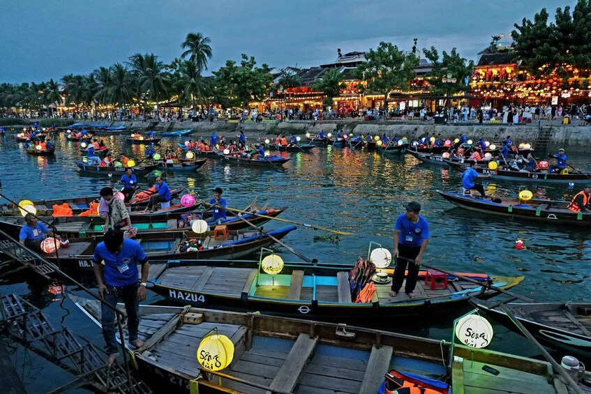 Picture 4 for Activity Hoi An: Hoai River Boat Trip by Night with Release Lantern
