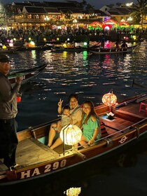 Hoi An: Hoai River Boat Trip by Night with Release Lantern