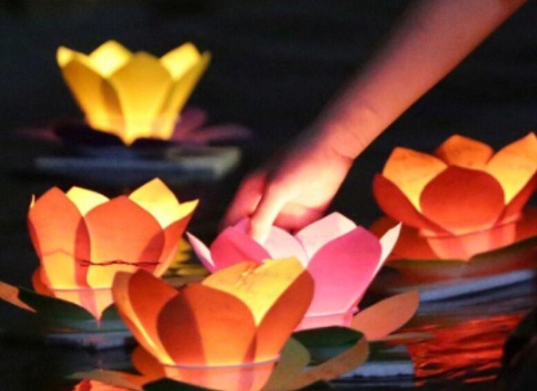 Picture 3 for Activity Hoi An: Hoai River Boat Trip by Night with Release Lantern