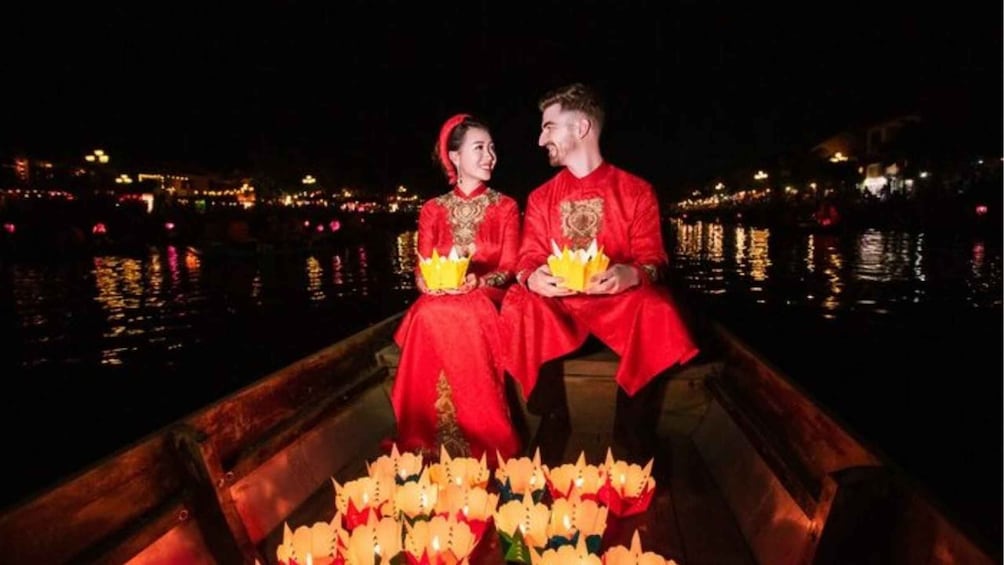 Hoi An: Hoai River Boat Trip by Night with Release Lantern