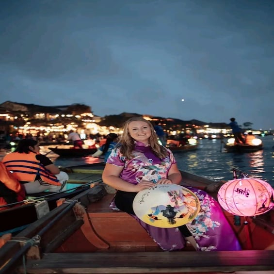 Picture 10 for Activity Hoi An: Hoai River Boat Trip by Night with Release Lantern