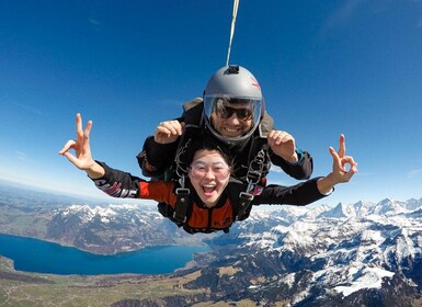 Interlaken: Fallschirmspringen mit dem Flugzeug über den Schweizer Alpen