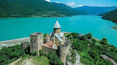 Von T'bilisi: Kazbegi, Gudauri und Ananuri: Geführter Tagesausflug