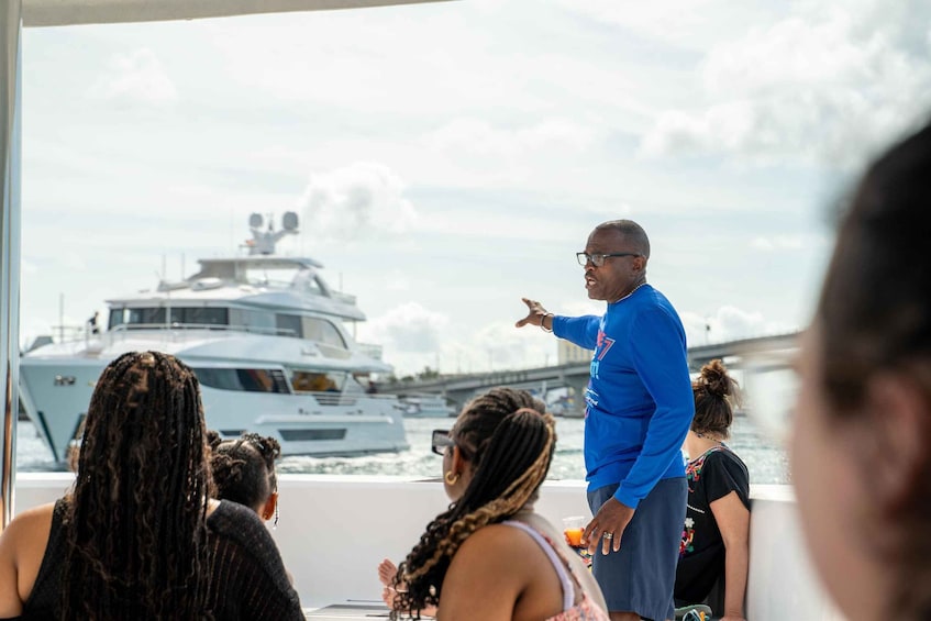 Picture 5 for Activity Nassau: Swimming Pigs, Snorkeling and Beach Boat Tour