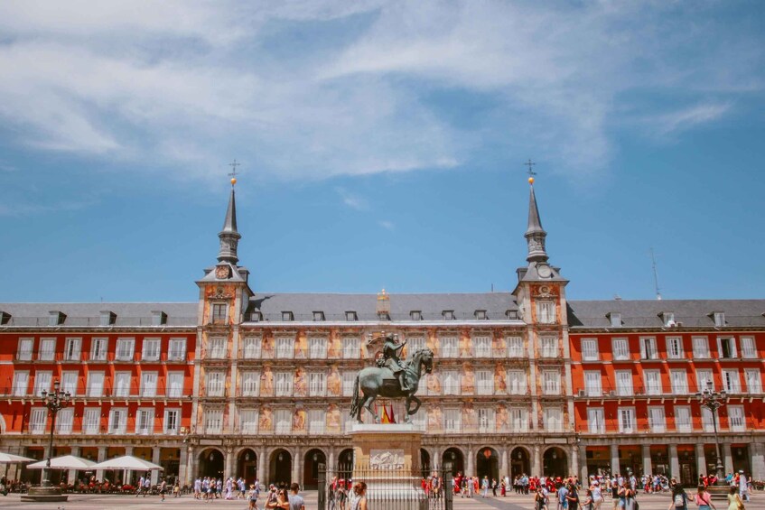 Picture 2 for Activity Madrid: Royal Palace, Old Town and Poets District Tour