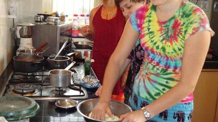 Pune: Traditional Cooking Classes & Dinner with Chef Family