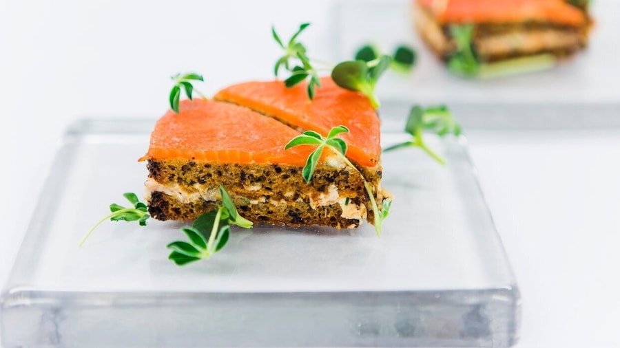 Helsinki: Food Walking Tour with Tastings and Sparkling Wine