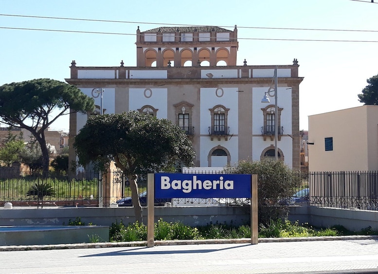 Picture 6 for Activity Bagheria: tour of Villa Palagonia and Street Food itinerary