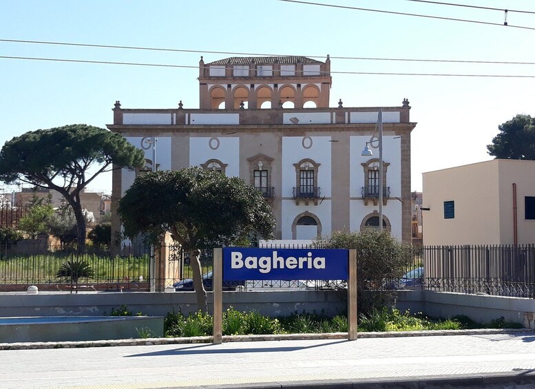 Picture 6 for Activity Bagheria: tour of Villa Palagonia and Street Food itinerary