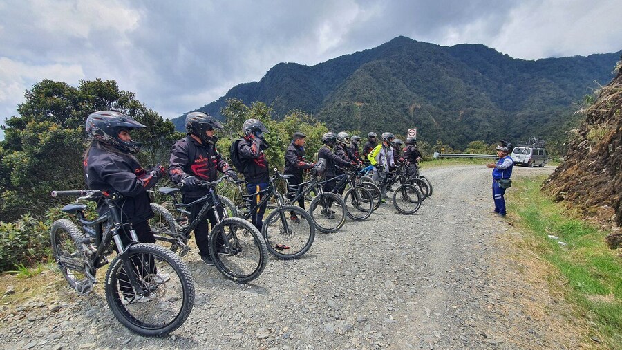 La Paz: Death Road Guided Mountain Biking Tour with Lunch