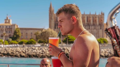 Ab Magaluf: Palma Bay Sightseeing Cruise mit Live-Musik