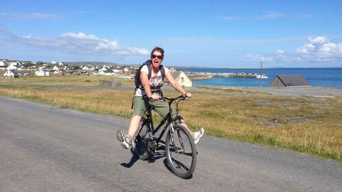 Desde Galway: Excursión de un día a Inisheer en bicicleta o autobús