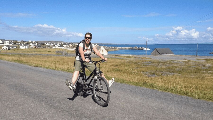 From Galway: Day Trip to Inisheer with Bike or Bus Tour