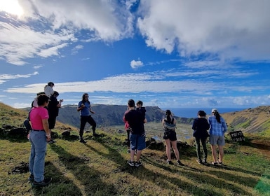 "Rano Kau: Camina alrededor del borde del cráter."