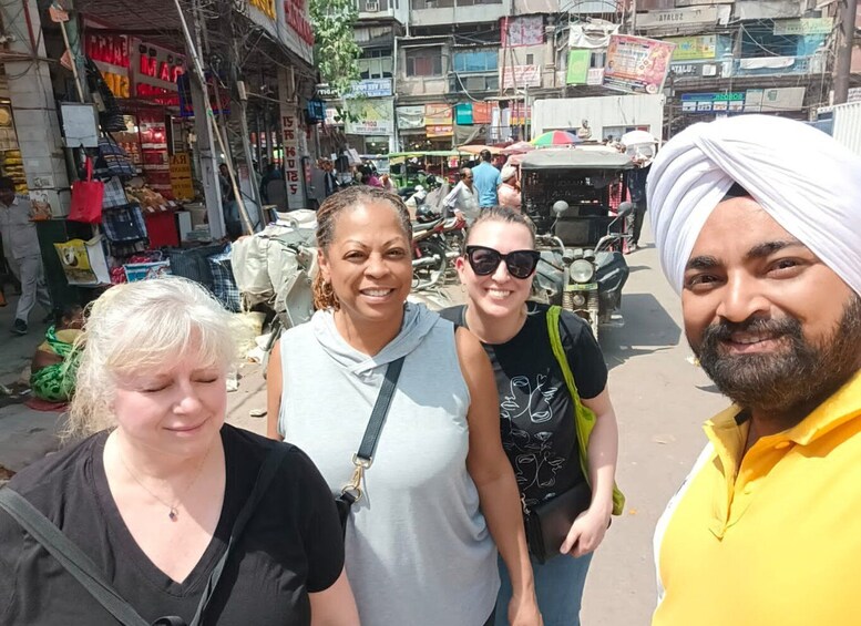 Picture 1 for Activity Delhi Shopping Tour with Guide