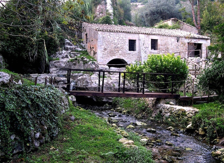 Palazzolo A.: from corso Vittorio Emanuele to the watermill